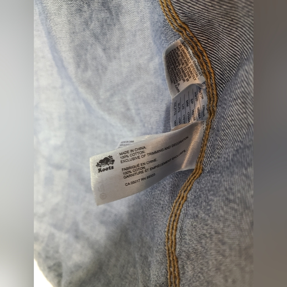 ROOTS unisex denim button up shirt- Size small - Picture 4 of 4